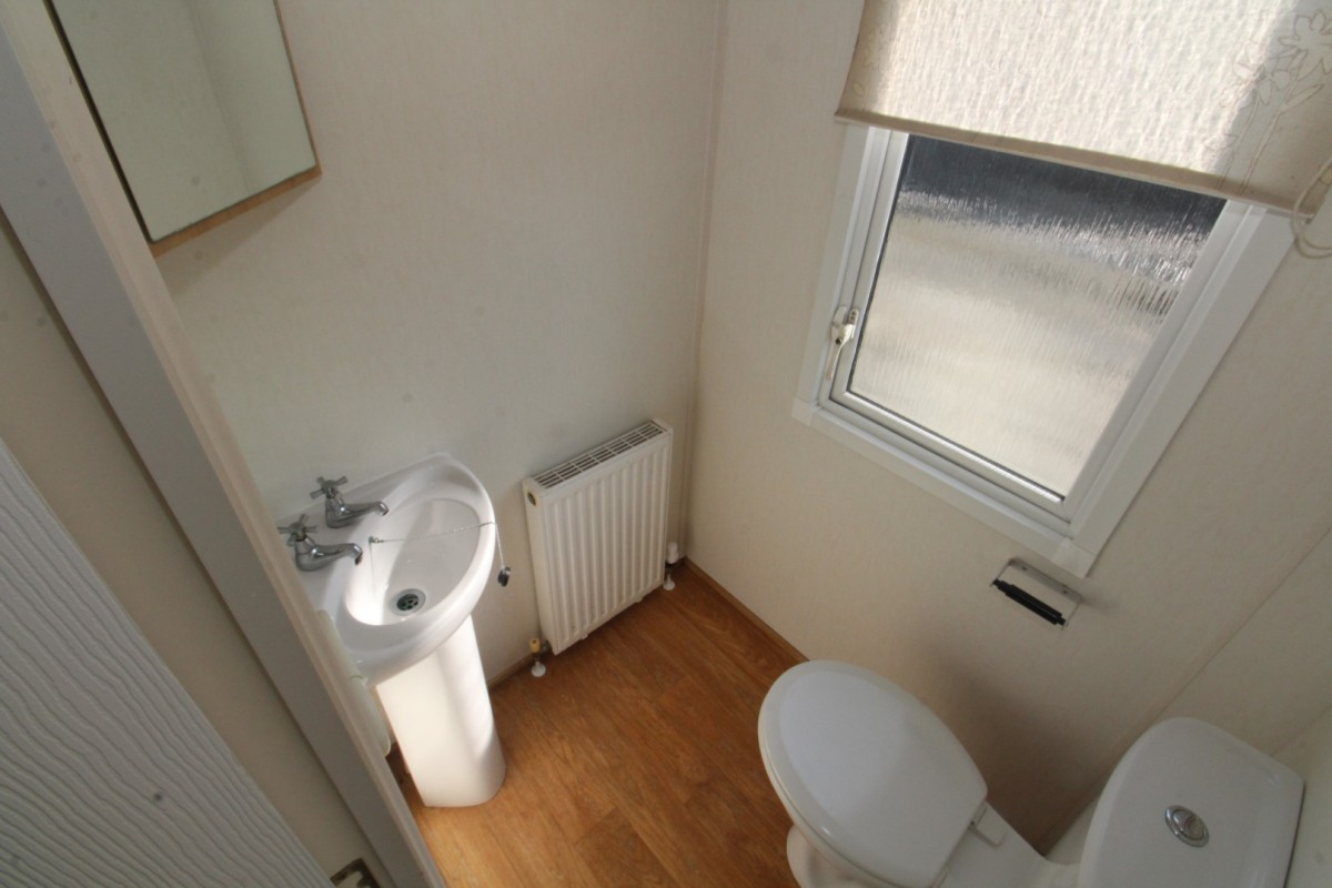 en-suite bathroom in the 2006 Brentmere Willow Cl