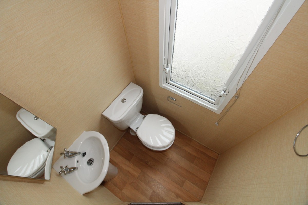 2010 Willerby Granada en-suite bathroom