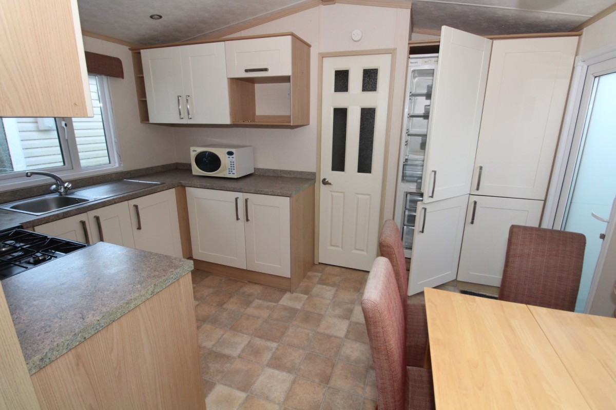 2010 Pemberton Abingdon kitchen and dining area