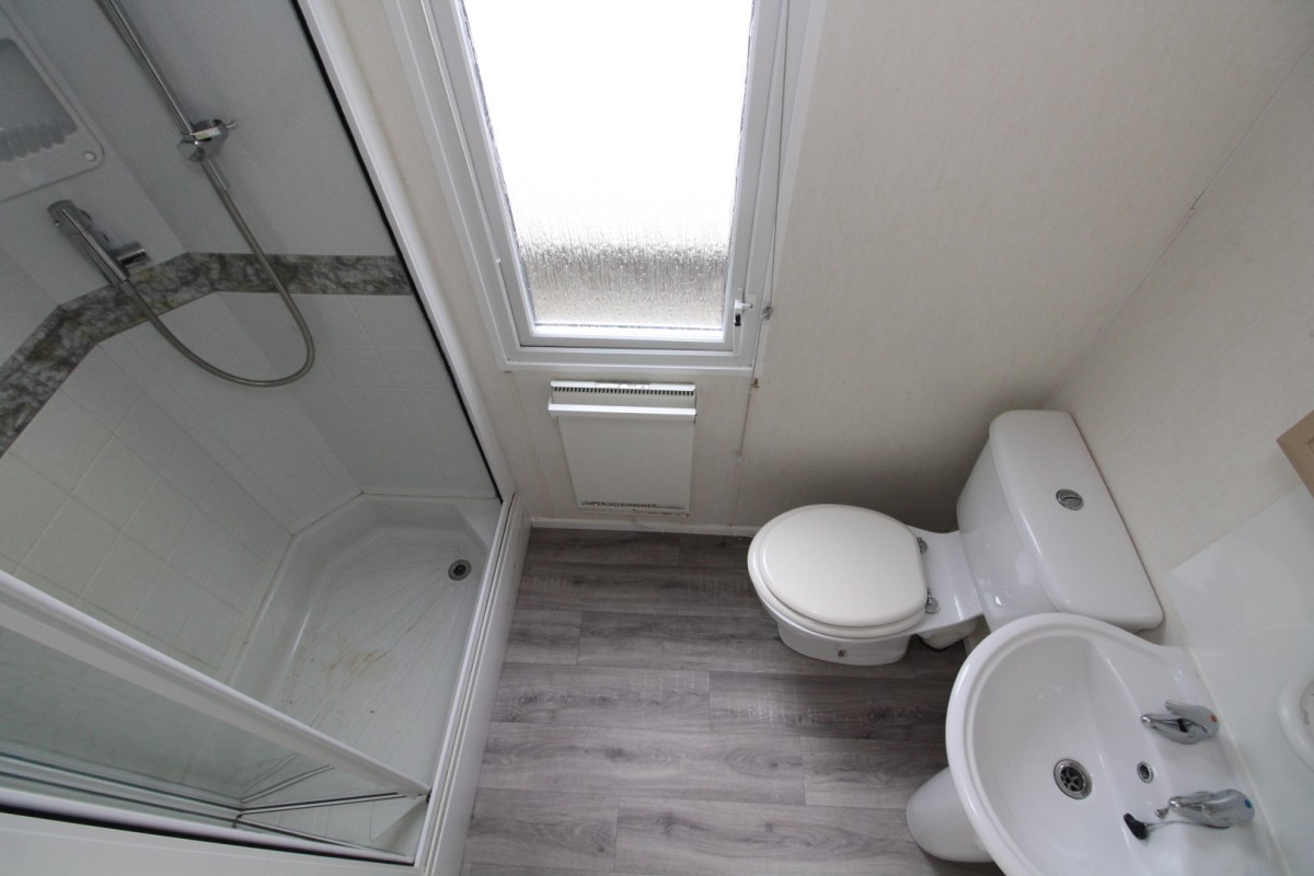 2005 Brentmere Windsor family shower room