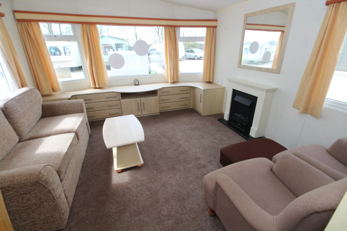 2005 Brentmere Windsor lounge area