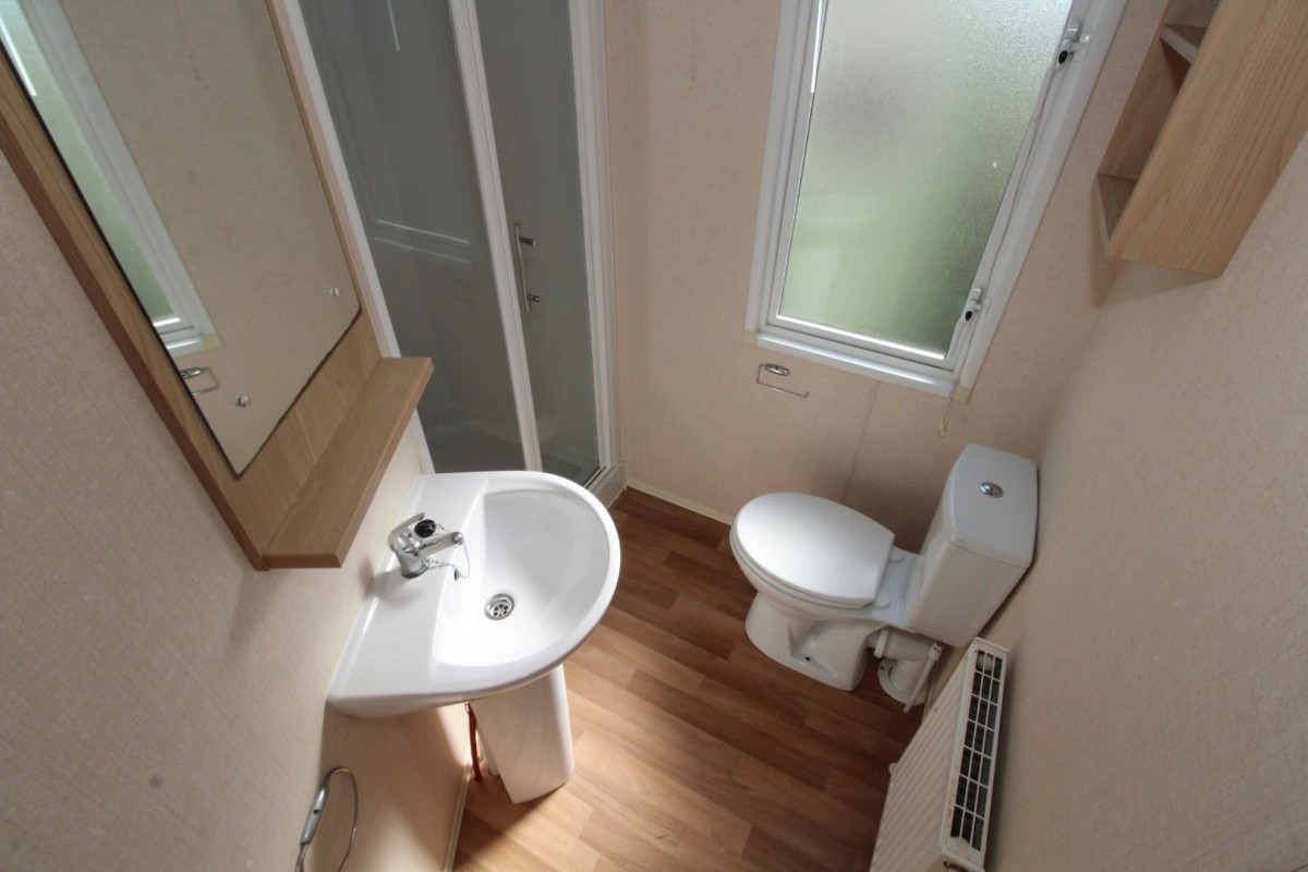 2014 Atlas Everglade washroom with shower