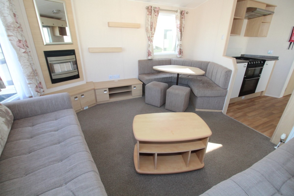 dining area and lounge in the 2014 Atlas Everglade