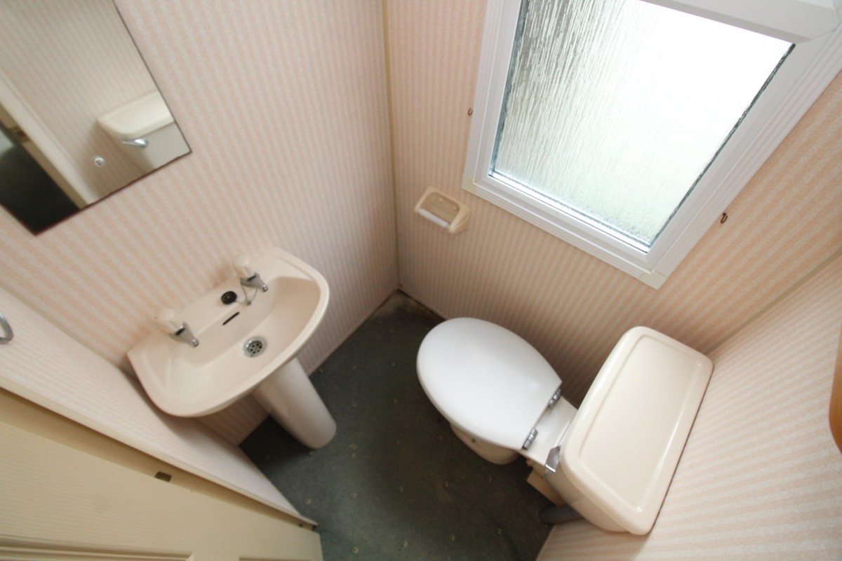 en-suite bathroom in the 2002 Willerby Manor