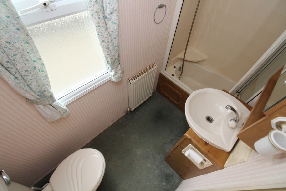 2002 Willerby Manor family bathroom