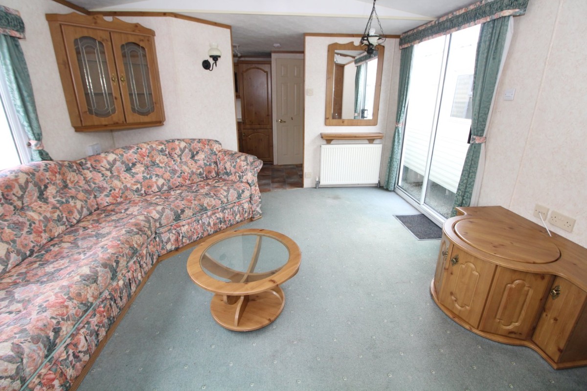 2002 Willerby Manor lounge to large doors