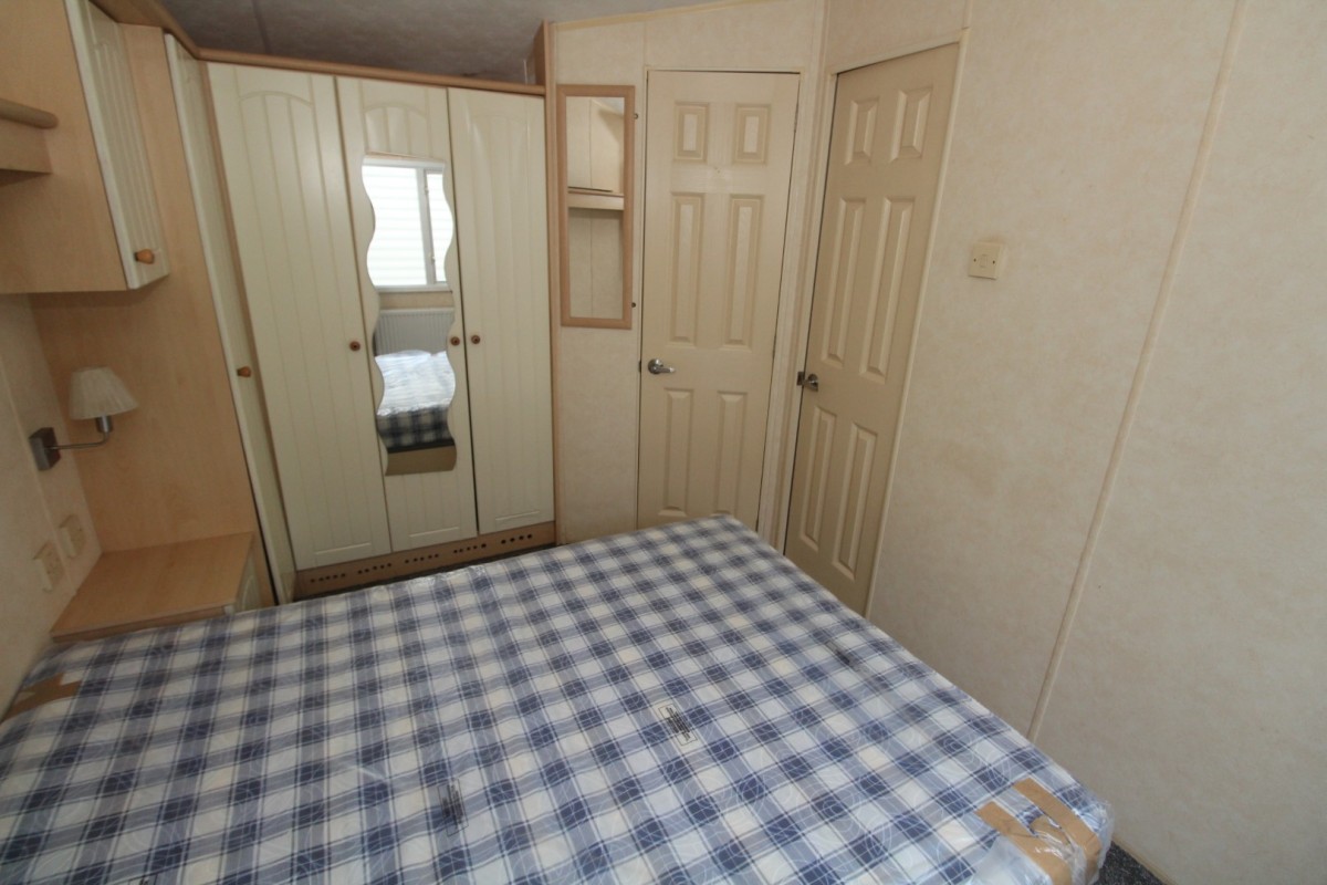 2007 Willerby Salisbury double bedroom with wardrobes