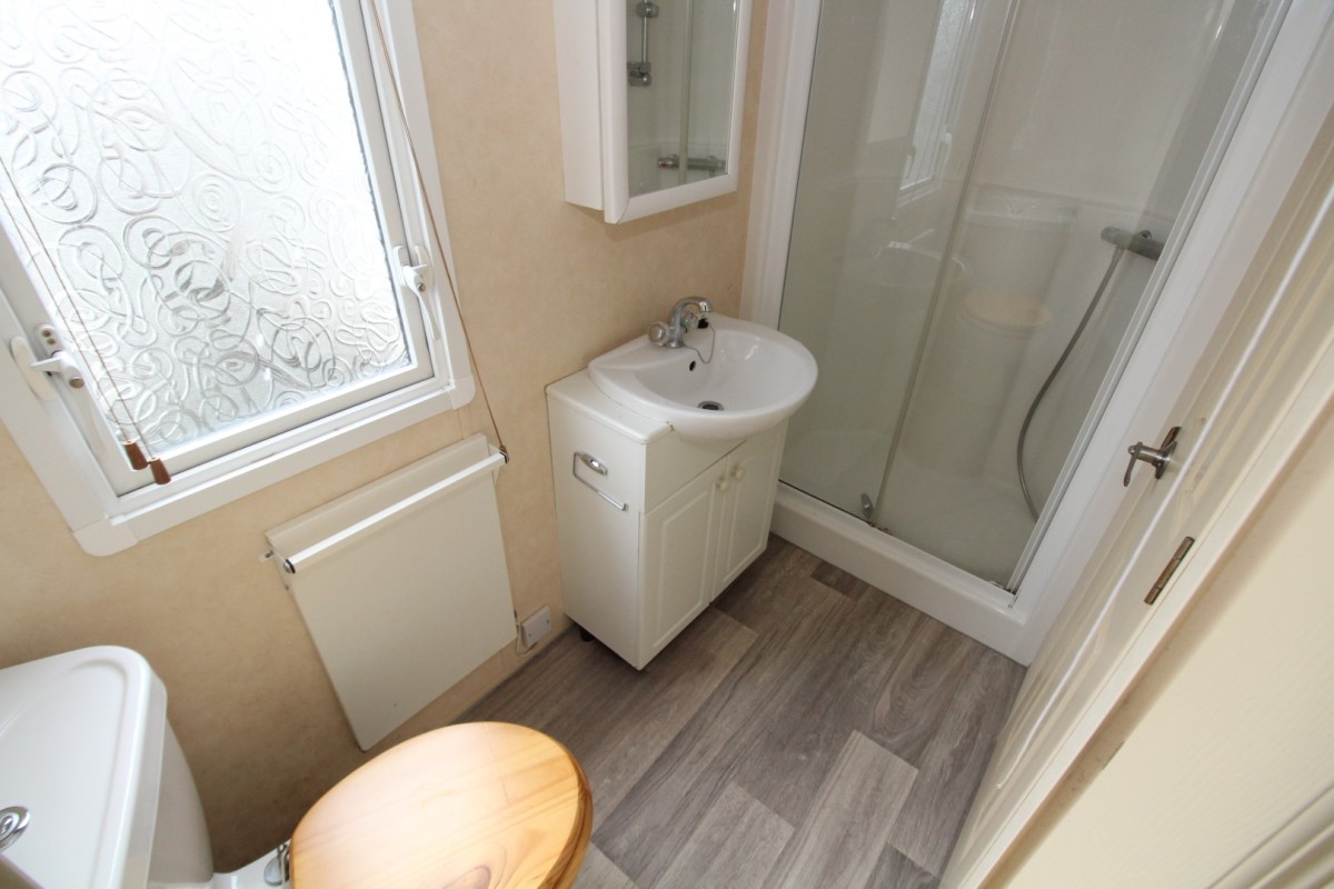 shower room in the 2009 Willerby Salisbury