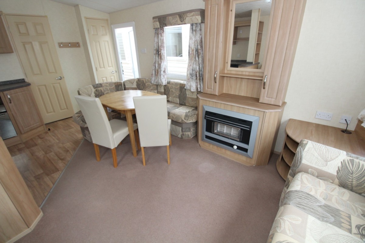 2010 Abi Roselle dining area