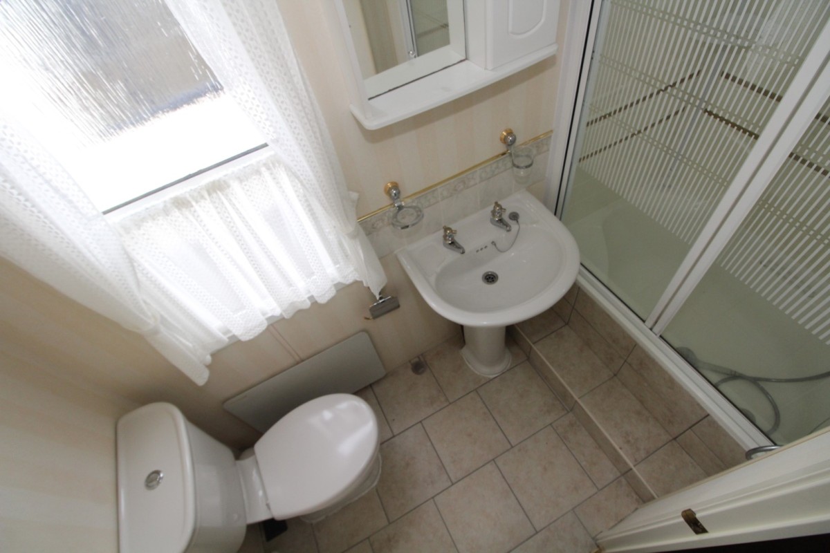 2005 Atlas Mayfair shower room