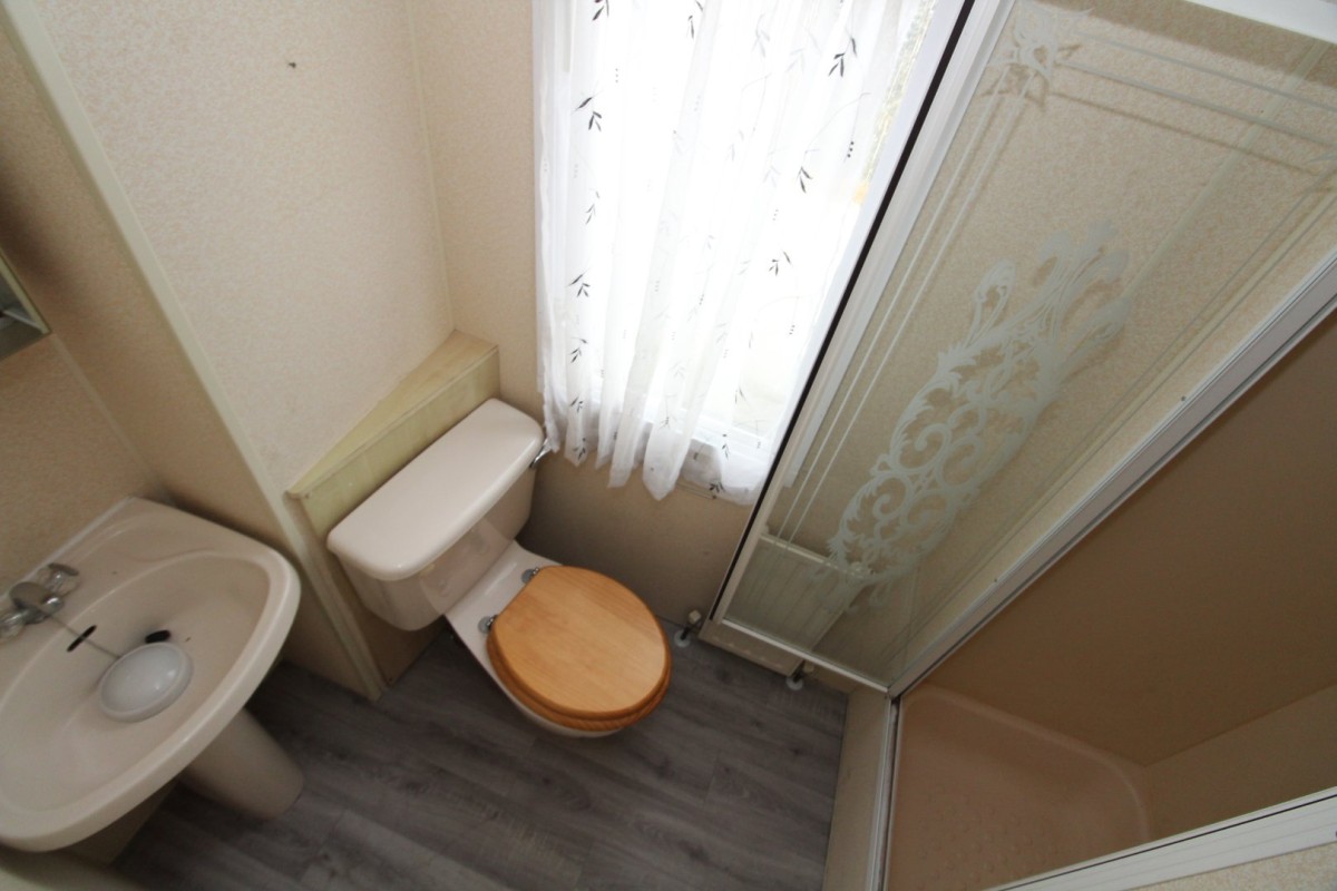 2001 Bk Seville family shower room