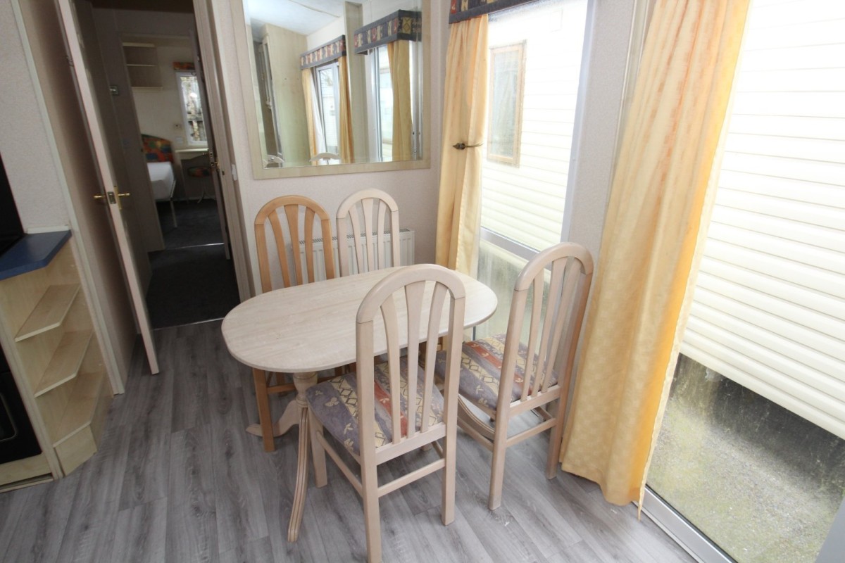 2001 Bk Seville dining area with table