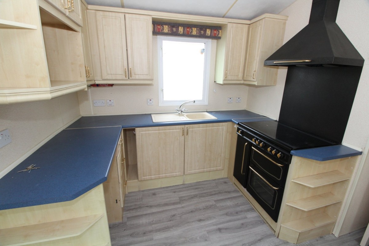 u shaped kitchen in the 2001 Bk Seville