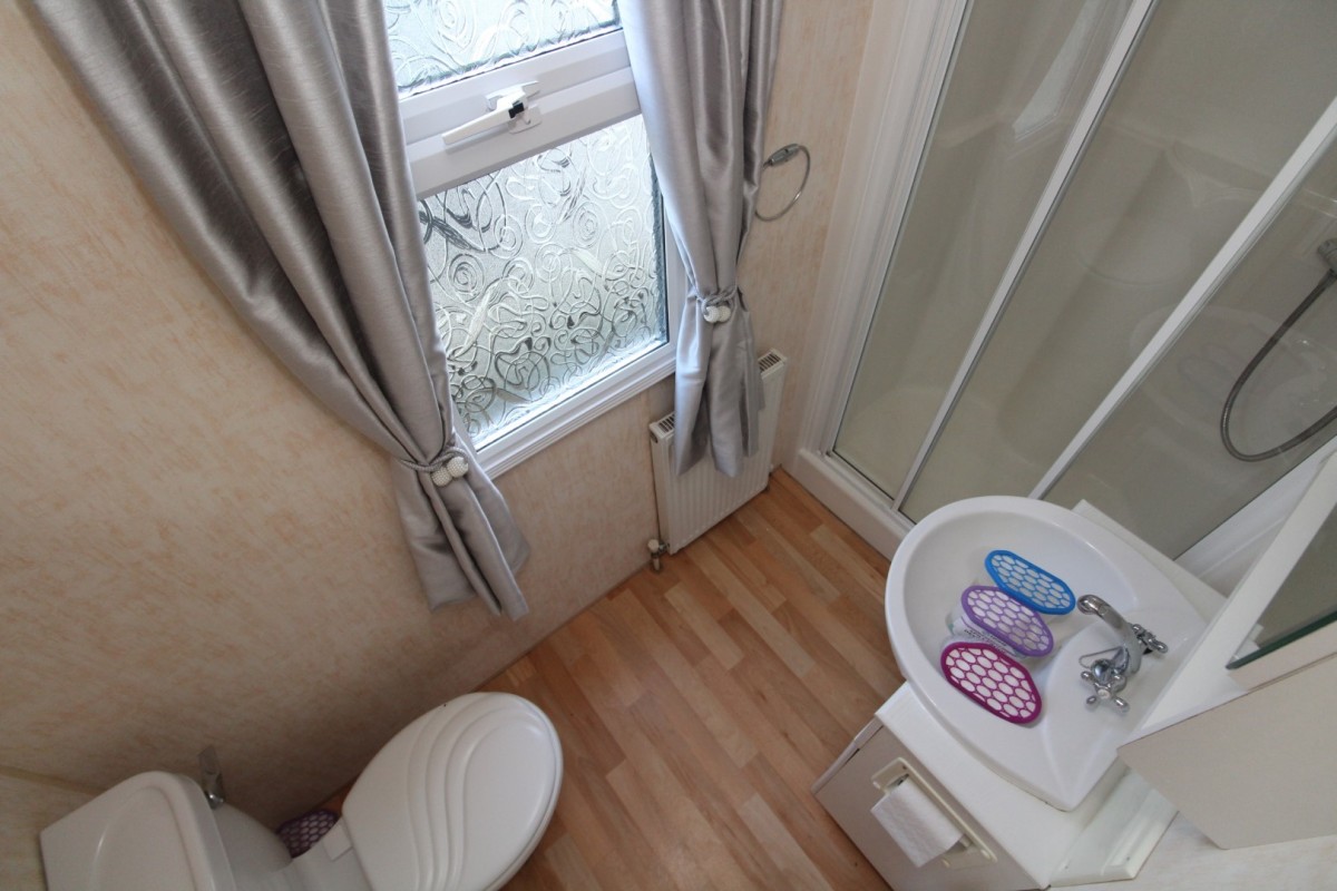 2005 Willerby Manor family shower room
