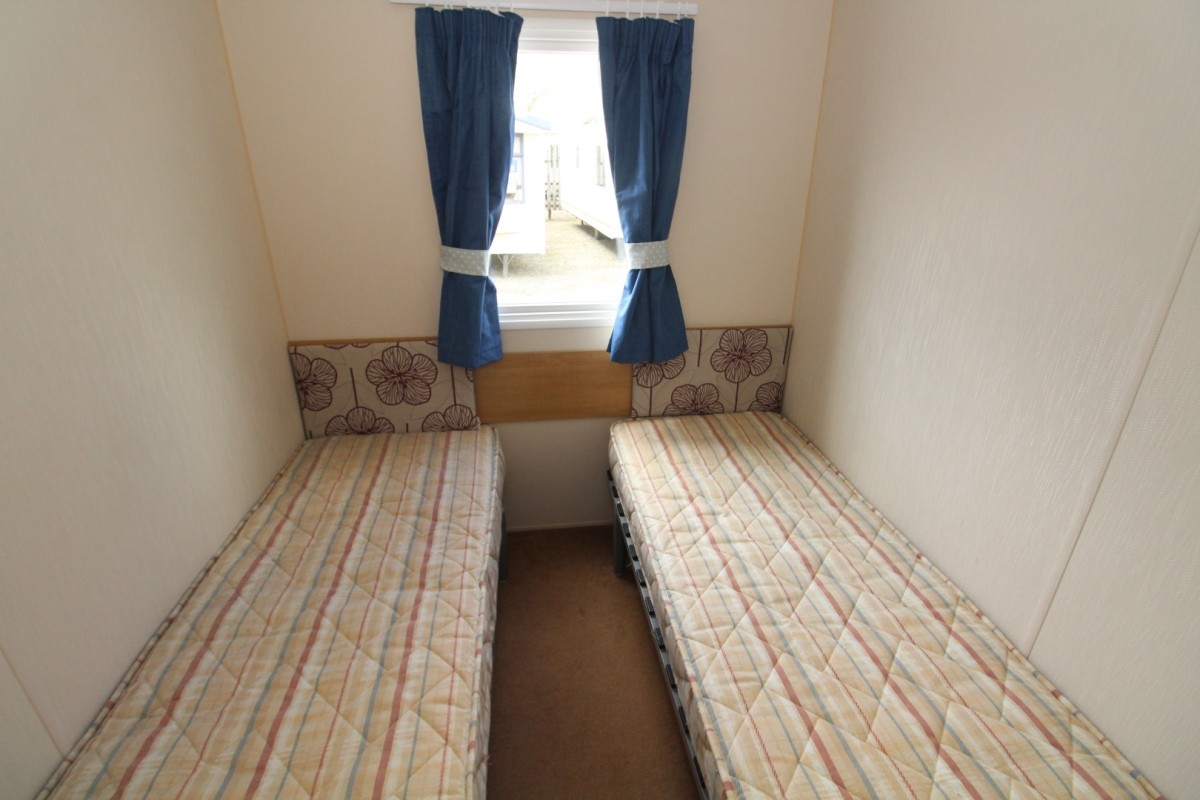 2013 Willerby Vacation twin bedroom