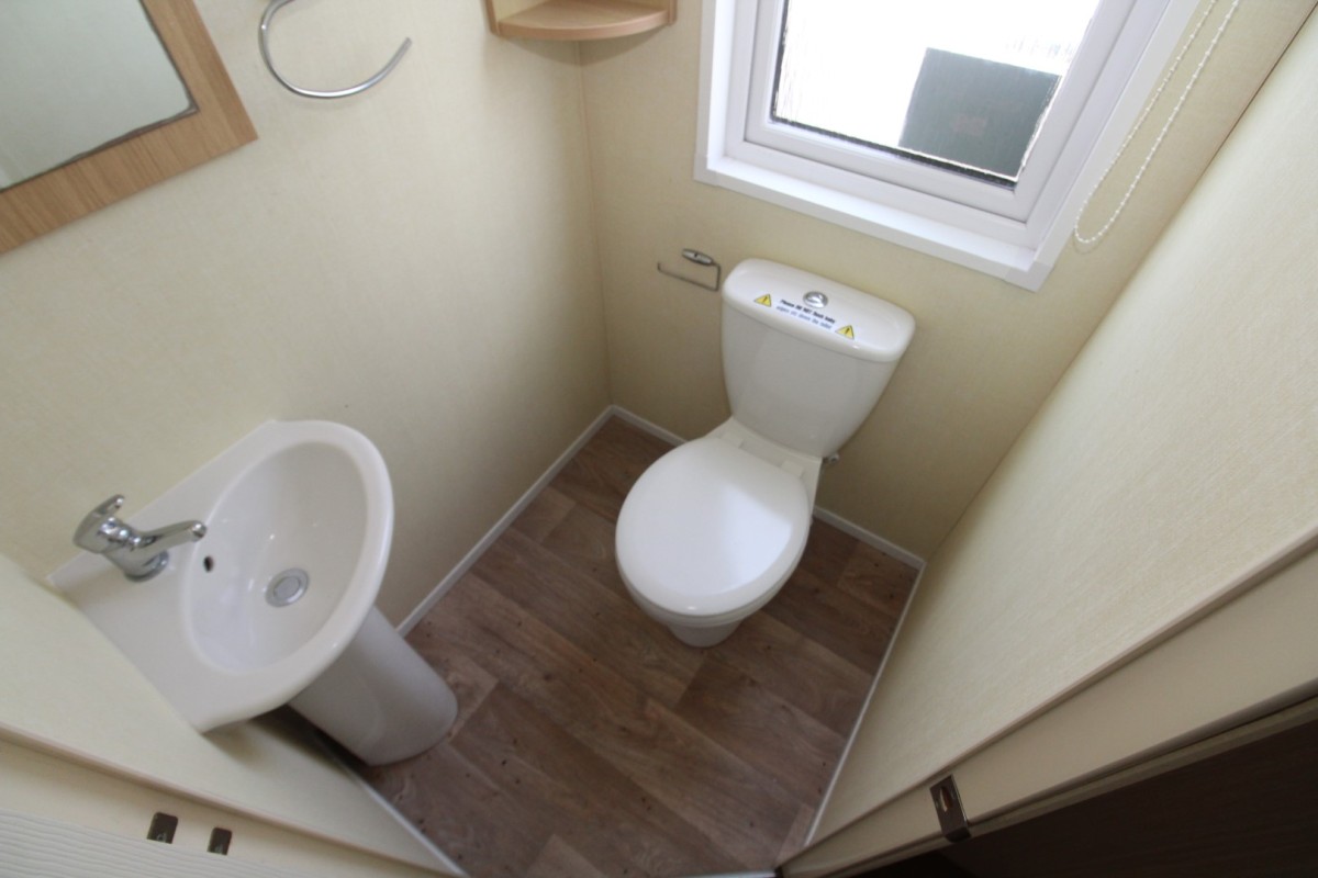 2012 Regal Lodge en-suite bathroom