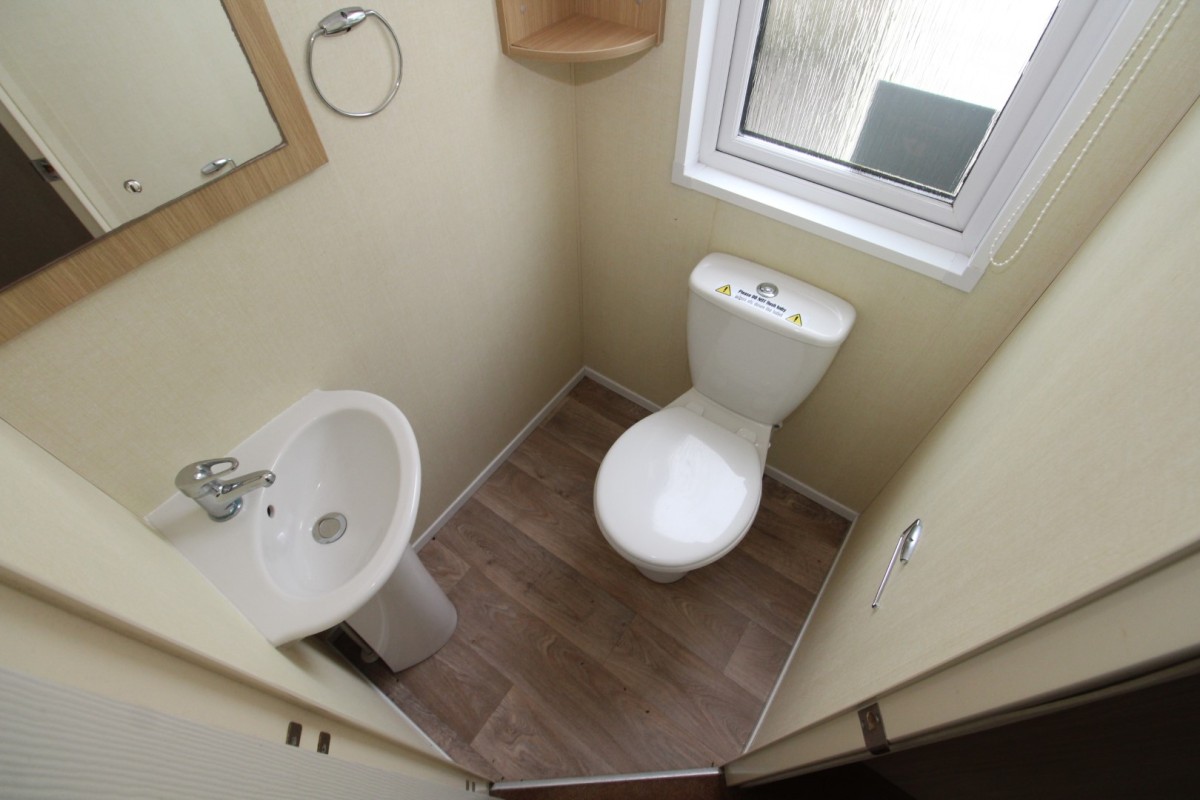 2012 Regal Lodge en-suite bathroom