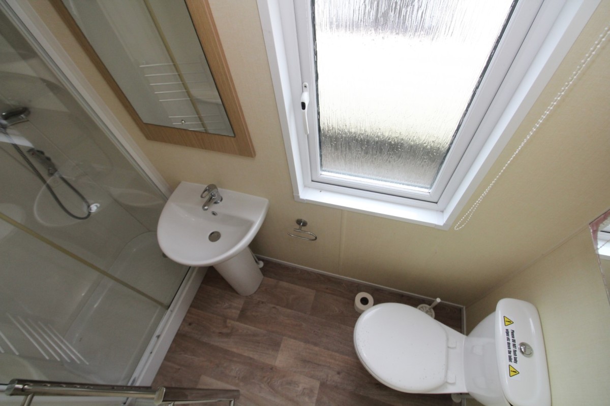 2012 Regal Lodge family bathroom