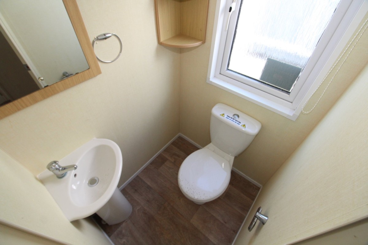en-suite bathroom to the double bedroom