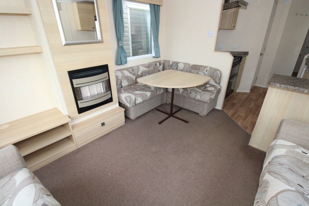 dining area in the 2013 Atlas Florida