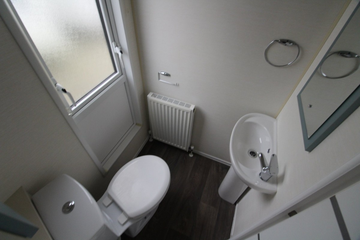 2015 Willerby Azure en-suite bathroom