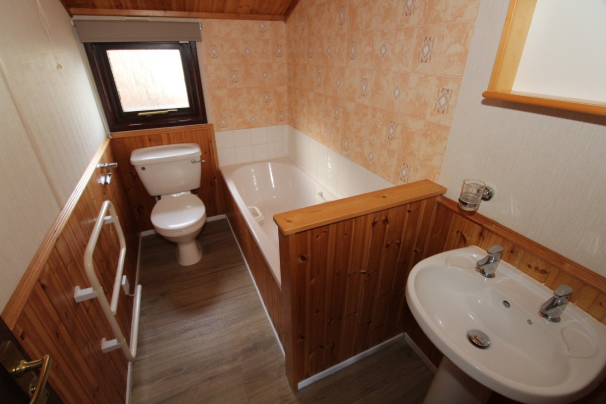 family bahtroom with bath in the 1999 Cosalt Cezanne lodge