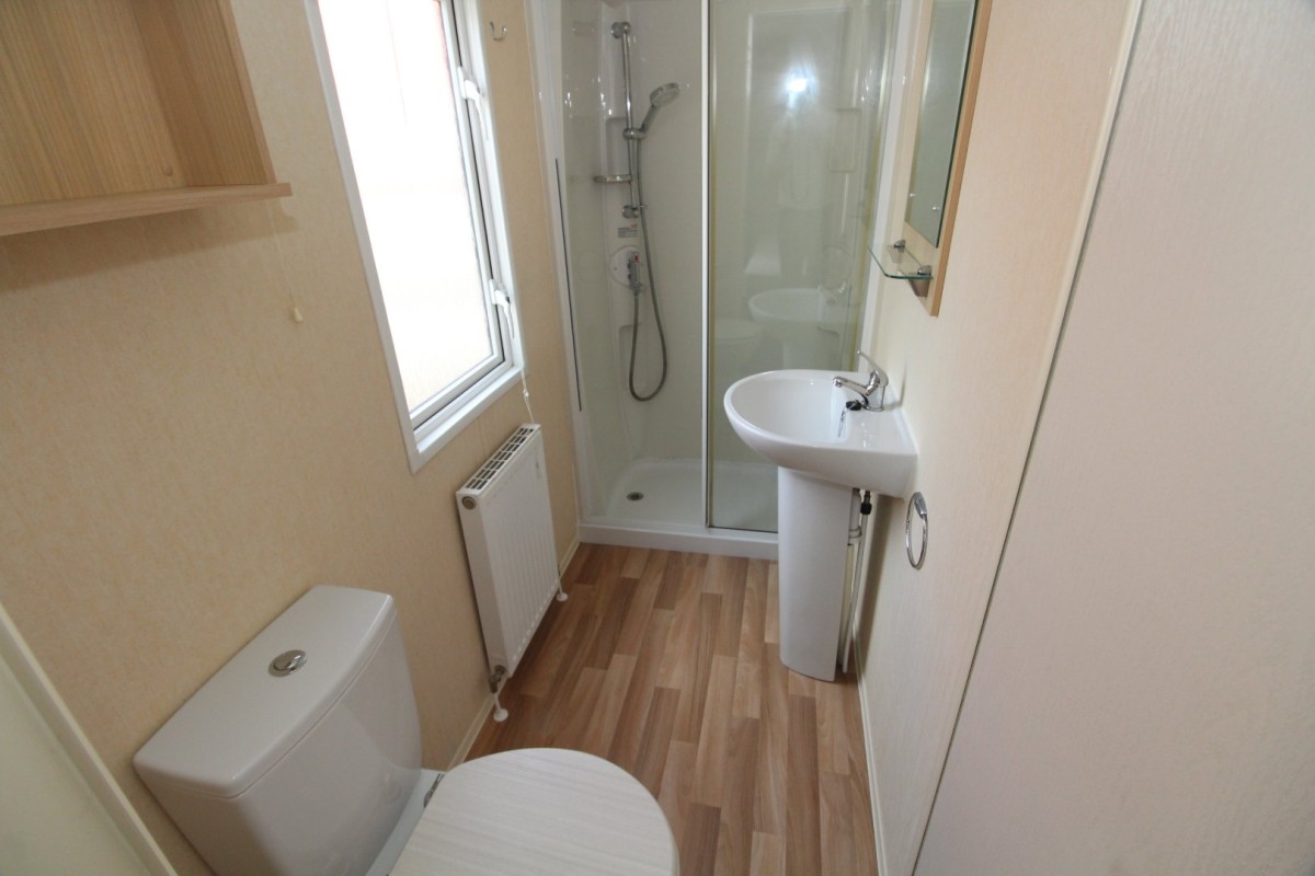 family shower room in the 2014 Atlas Everglade