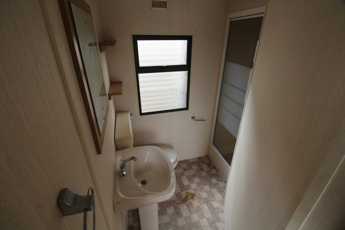 2000 Cosalt Torino shower room