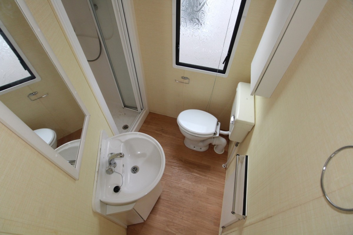 2014 Willerby Herald Gold family bathroom
