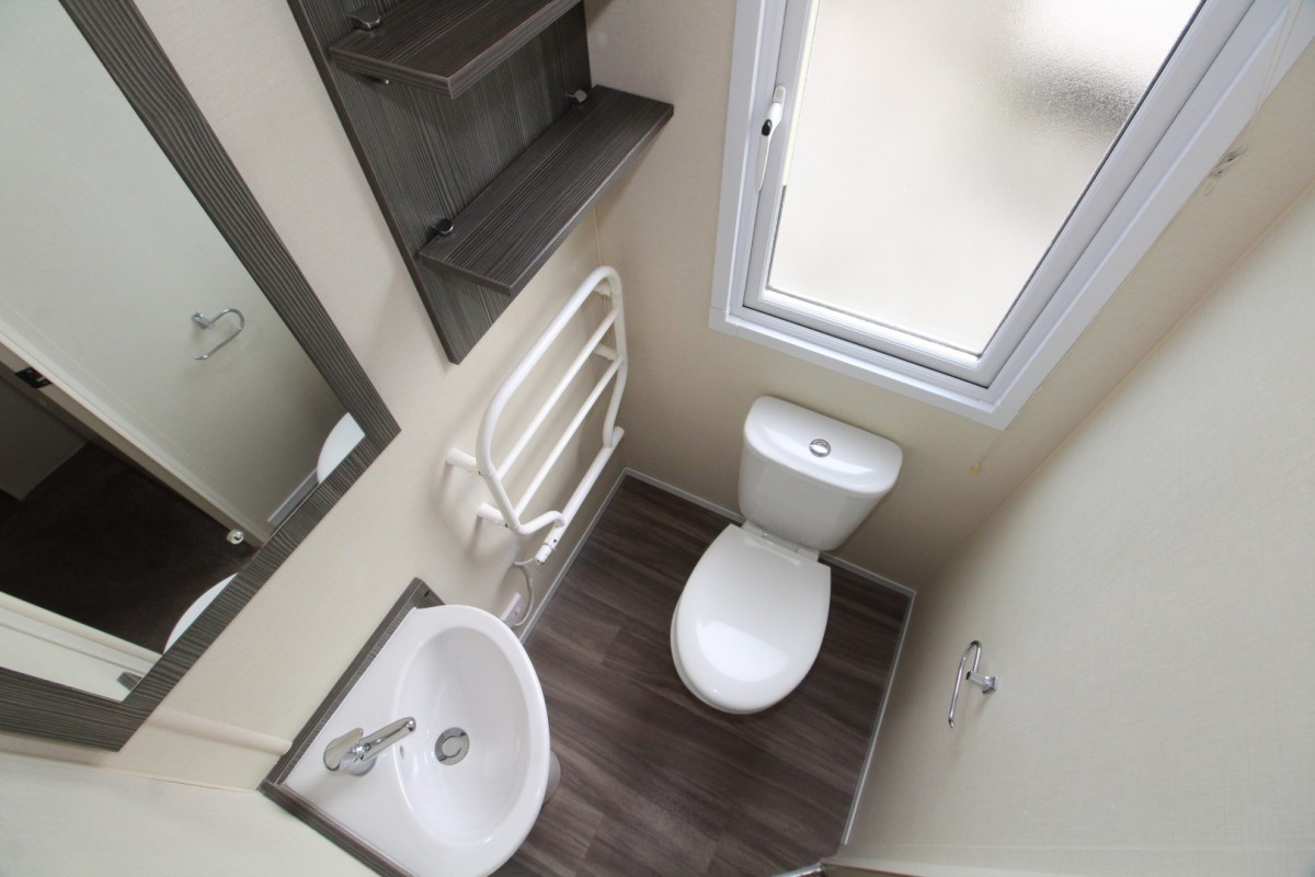 2015 Regal Henley en-suite bathroom