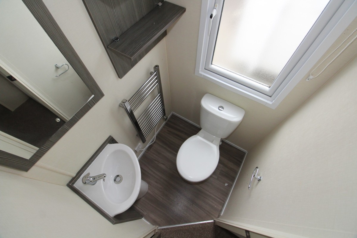 2015 Regal Henley en-suite bathroom