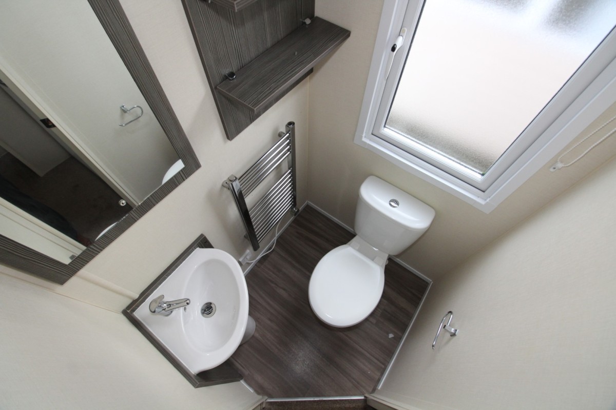 2015 Regal Henley en-suite bathroom