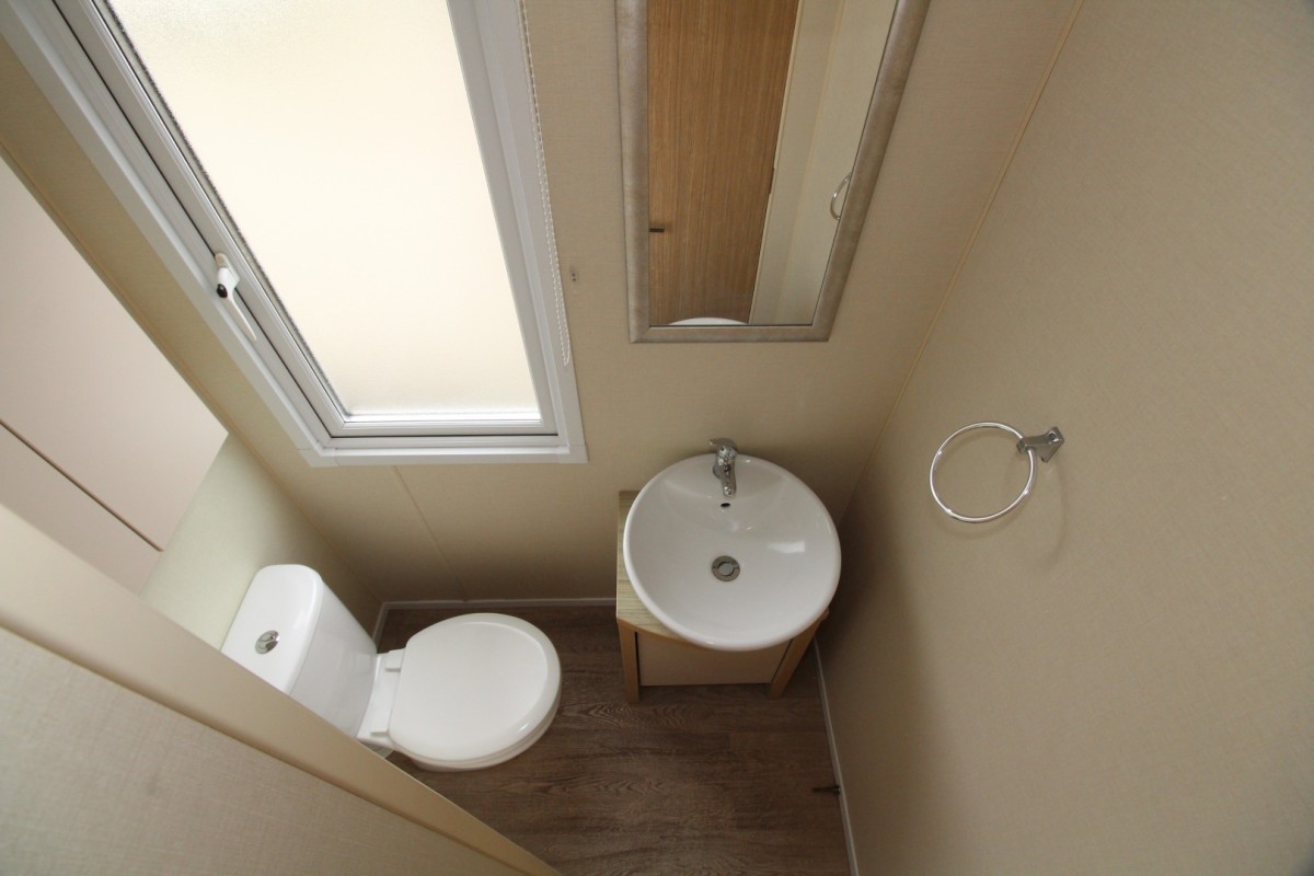 2016 Regal Tempo en-suite bathroom