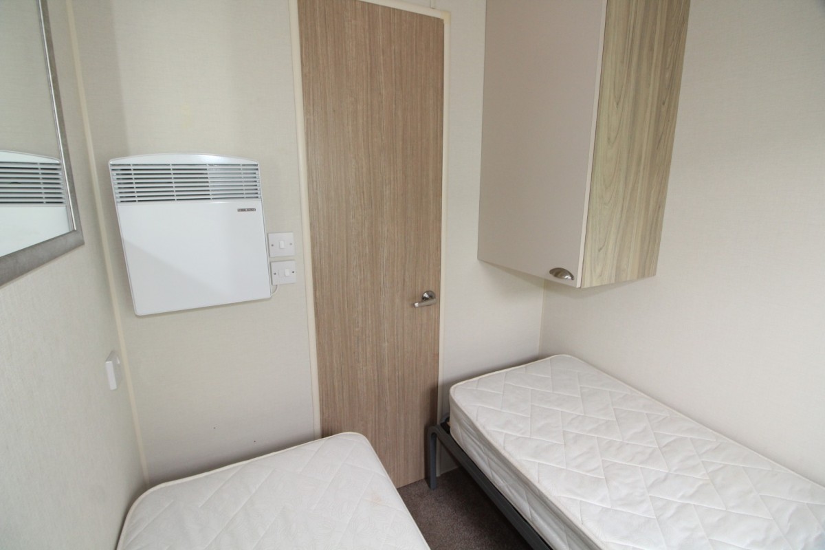 third bedroom with twin beds