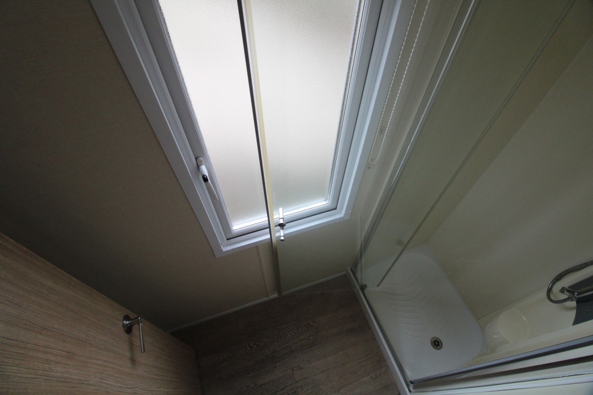 2016 Regal Tempo family shower room