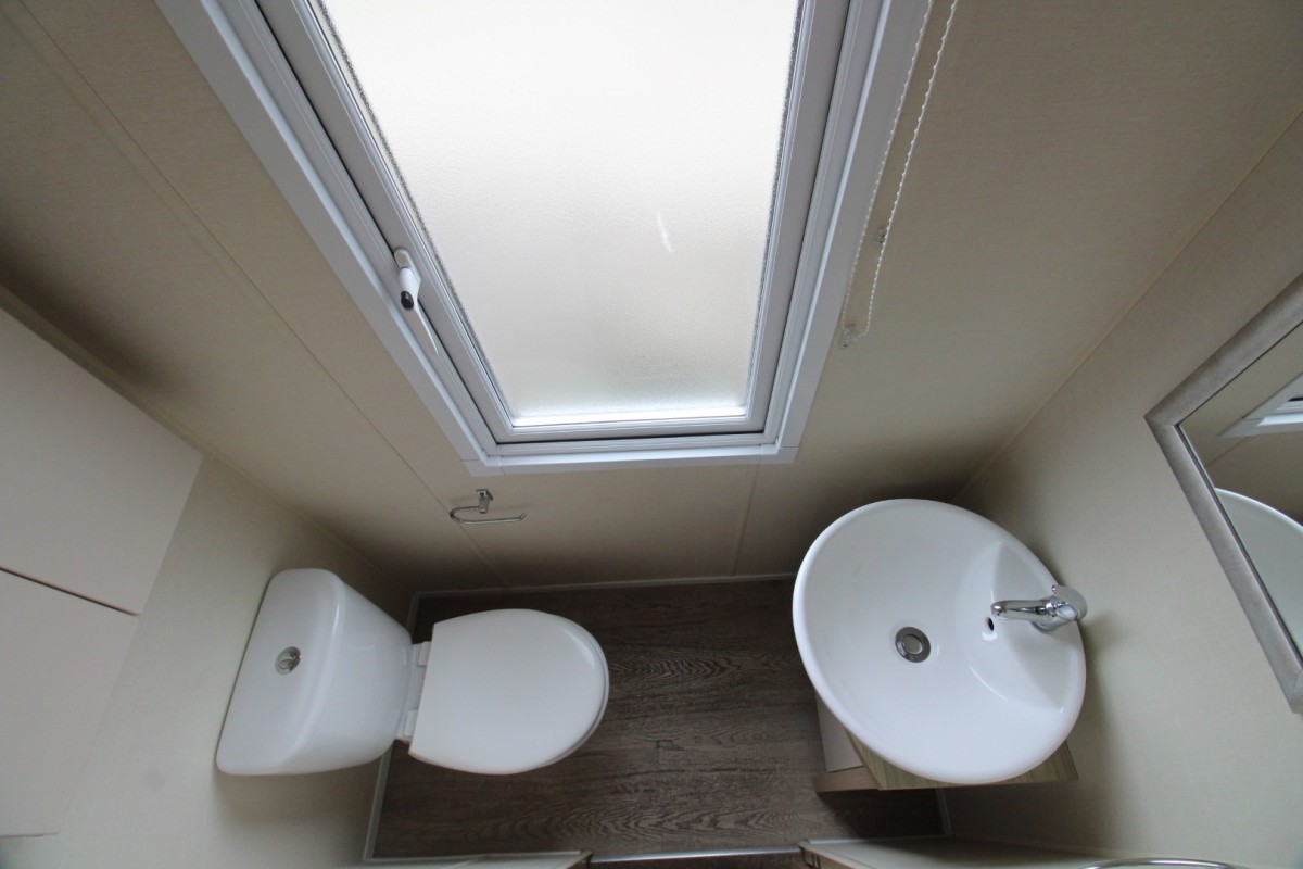 2016 Regal Tempo toilet room