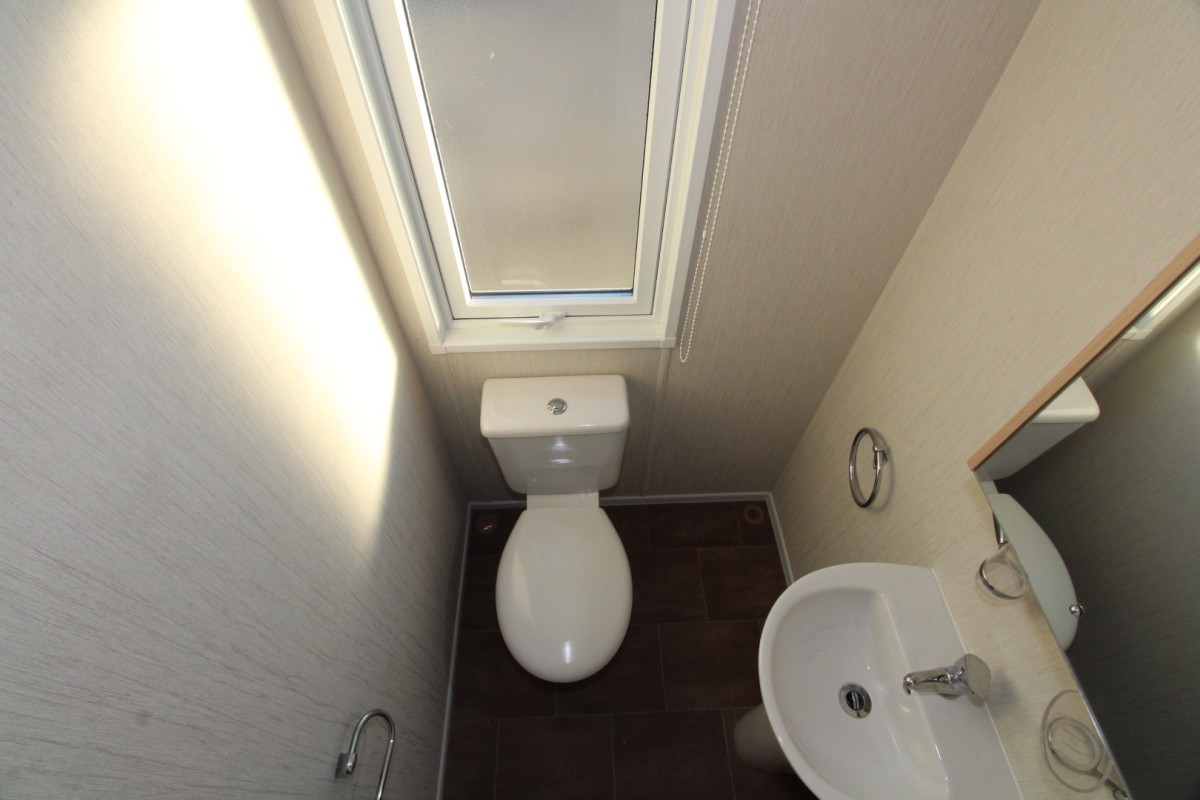 en-suite bathroom in the 2014 Pemberton Abingdon