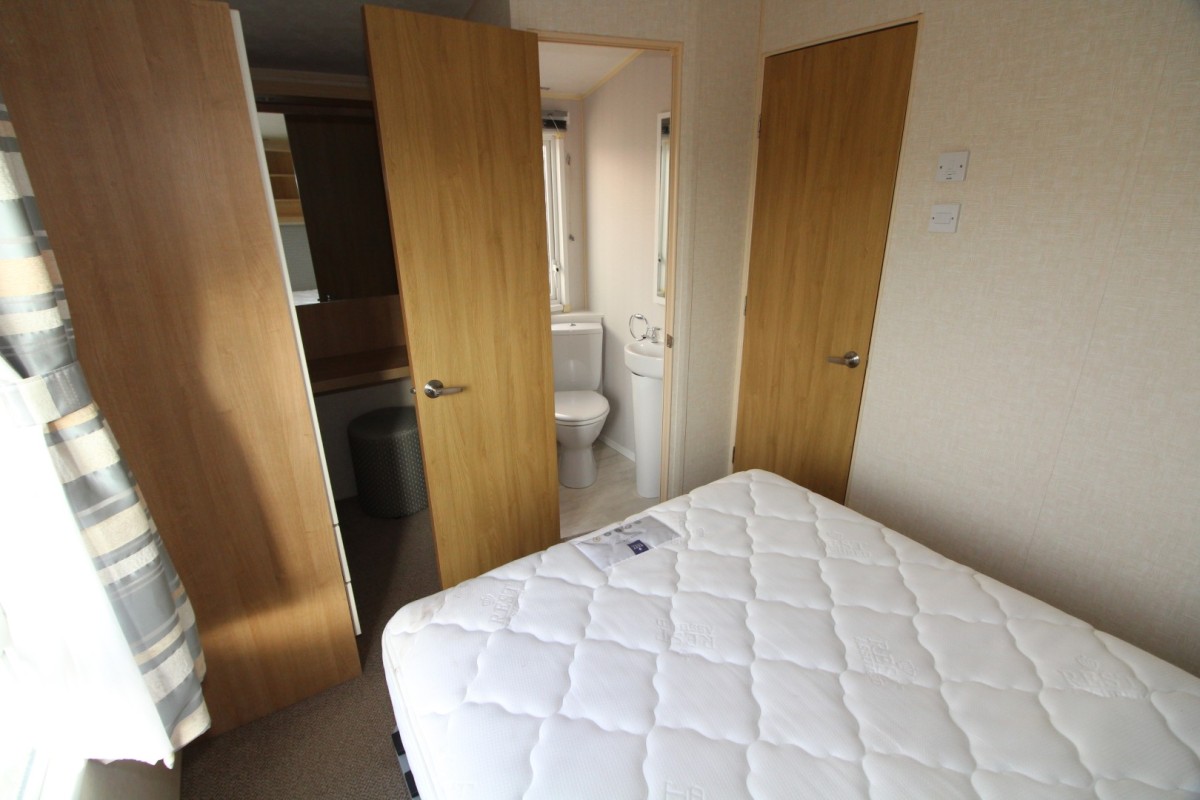 2013 Willerby Avonmore double bedroom to en-suite bathroom