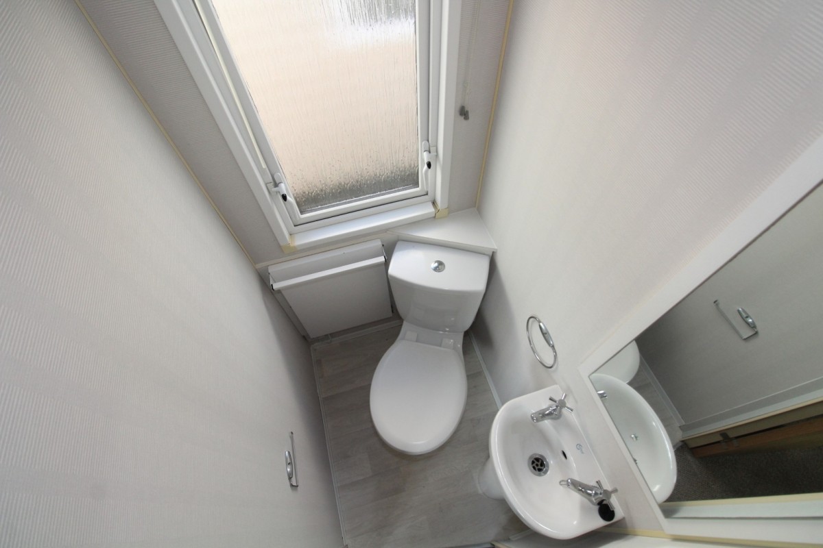 2013 Willerby Avonmore en-suite bathroom