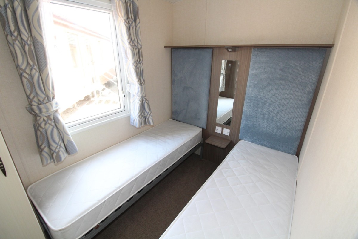 2015 Victory Fernwood twin bedroom