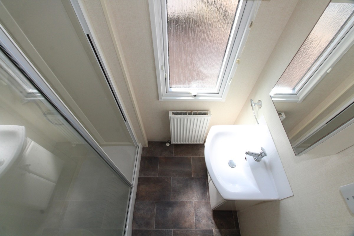 2015 Victory Fernwood family shower room