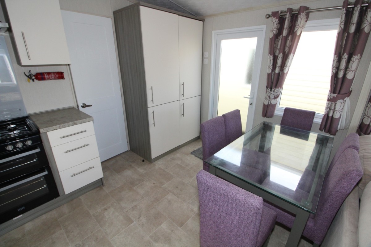 2015 Pemberton Marlow dining area and side doors