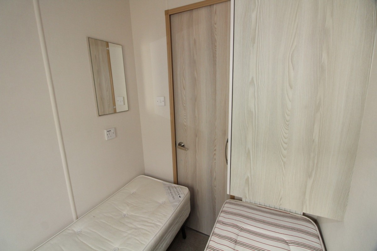 third bedroom with twin beds