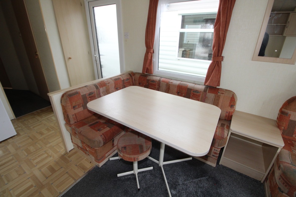 dining area in the 2007 Atlas Mirage