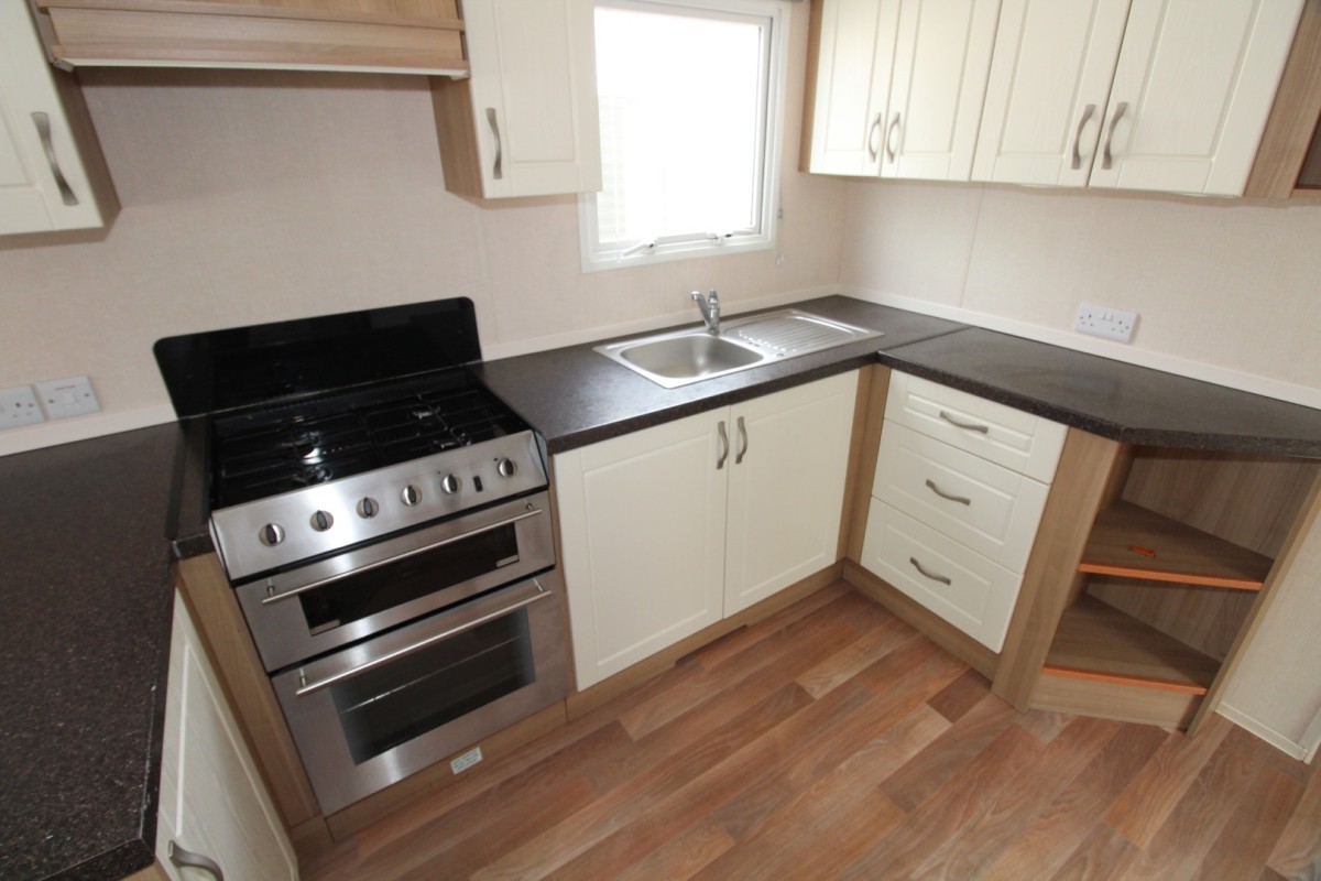 2011 Atlas Chorus kitchen with oven