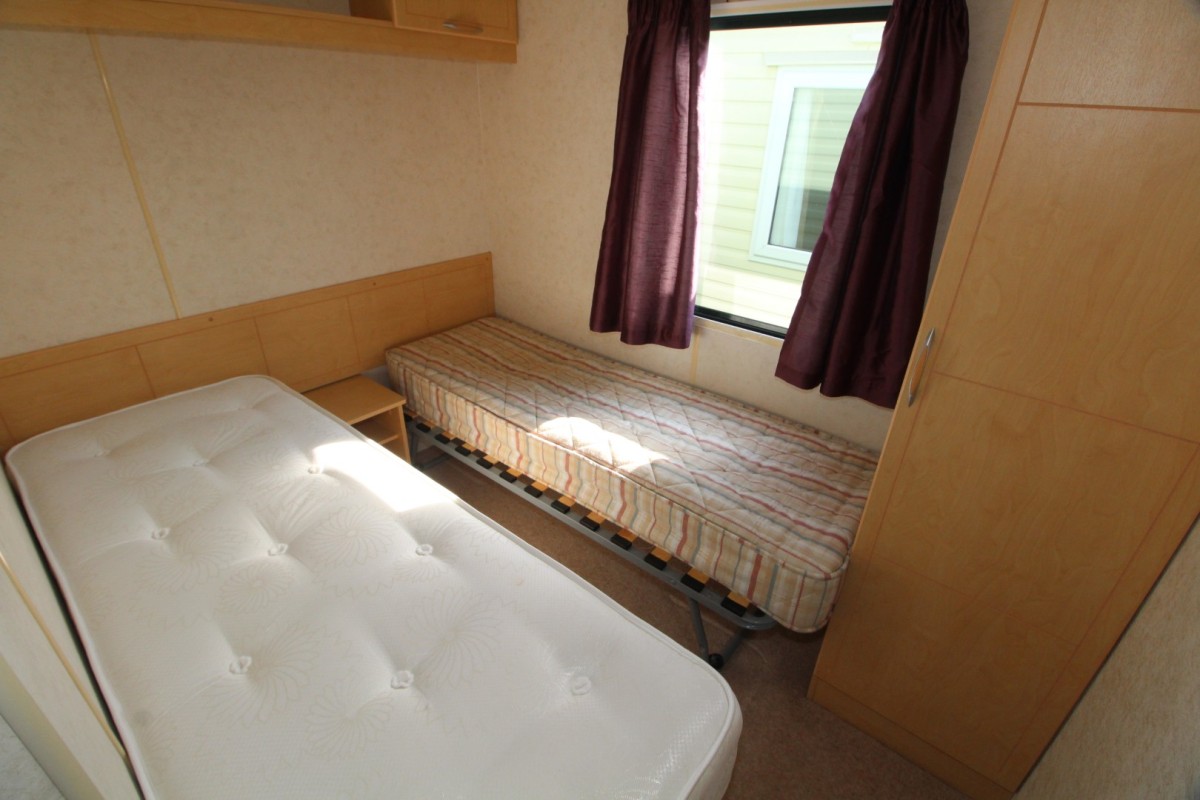 2006 Atlas Sahara twin bedroom