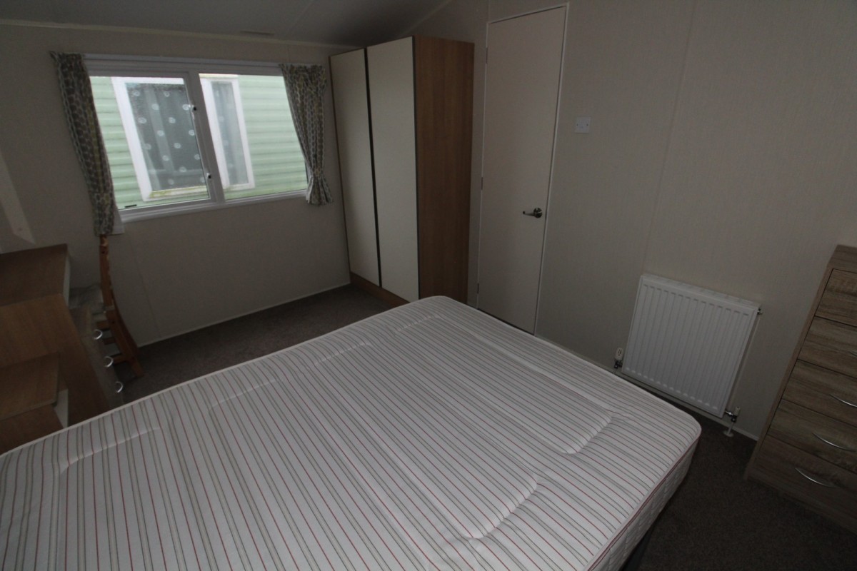 double bedroom with dressing table in the 2017 Willerby Etchingham