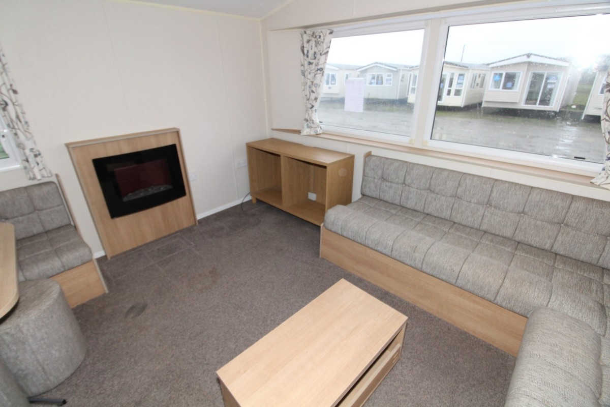 lounge with tv in the 2017 Willerby Etchingham