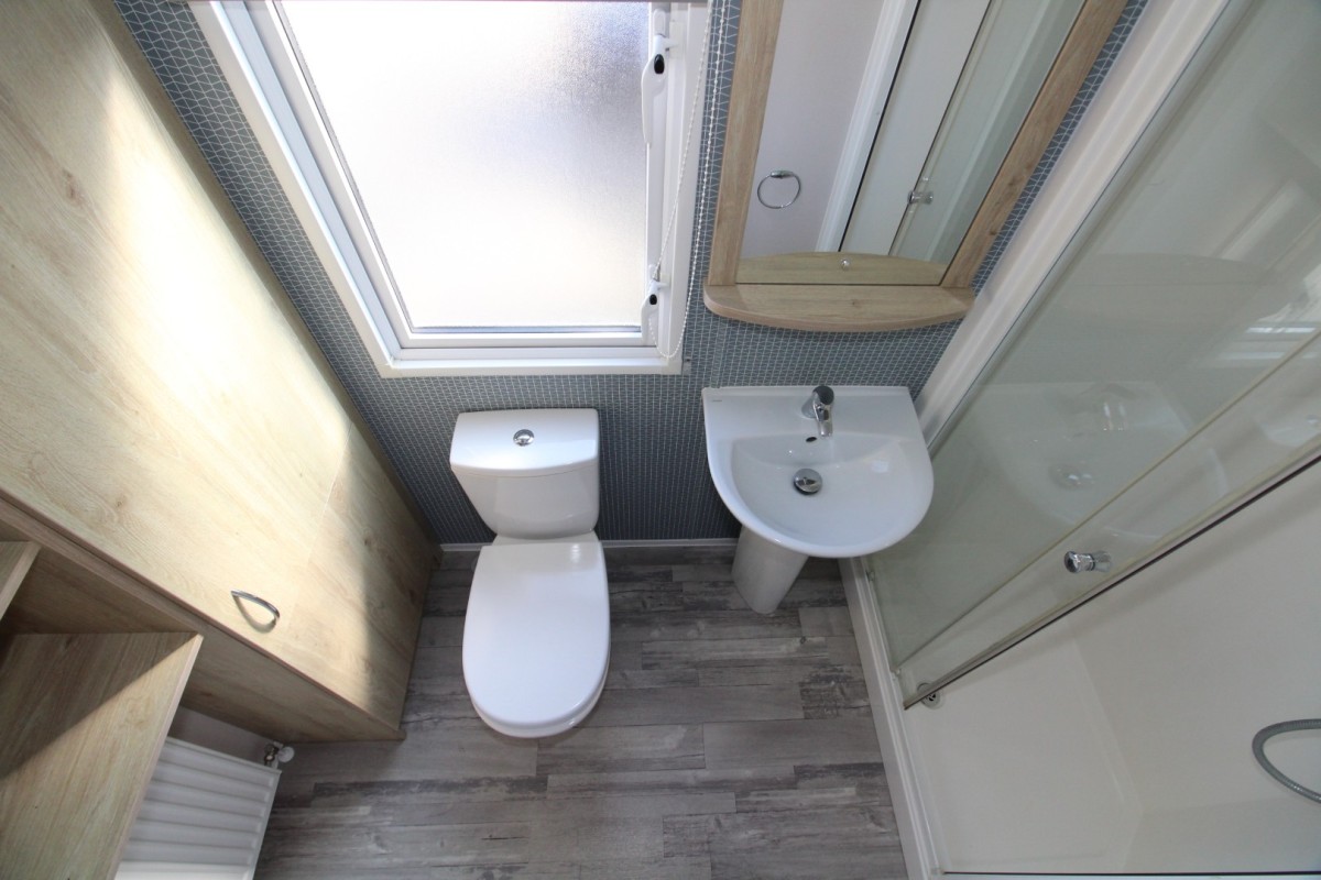 2021 Atlas Mirage family shower room