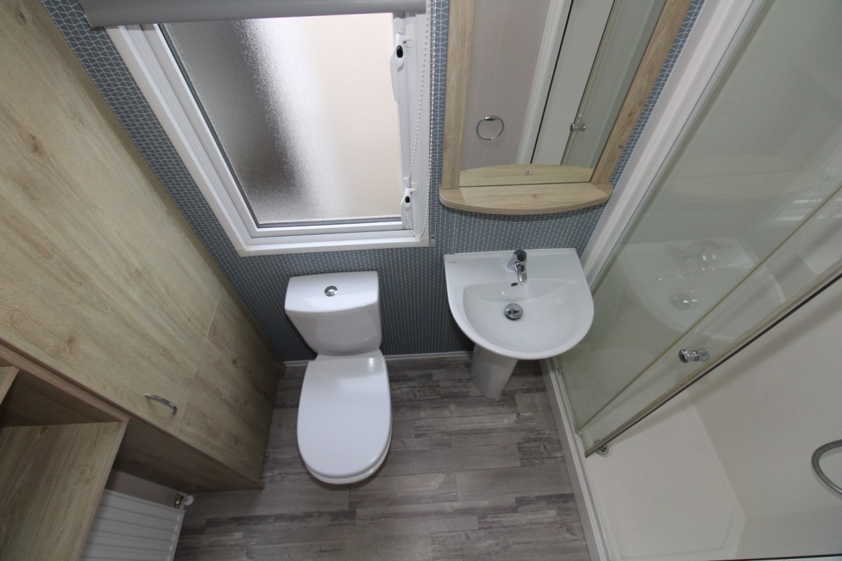 2021 Atlas Mirage family shower room